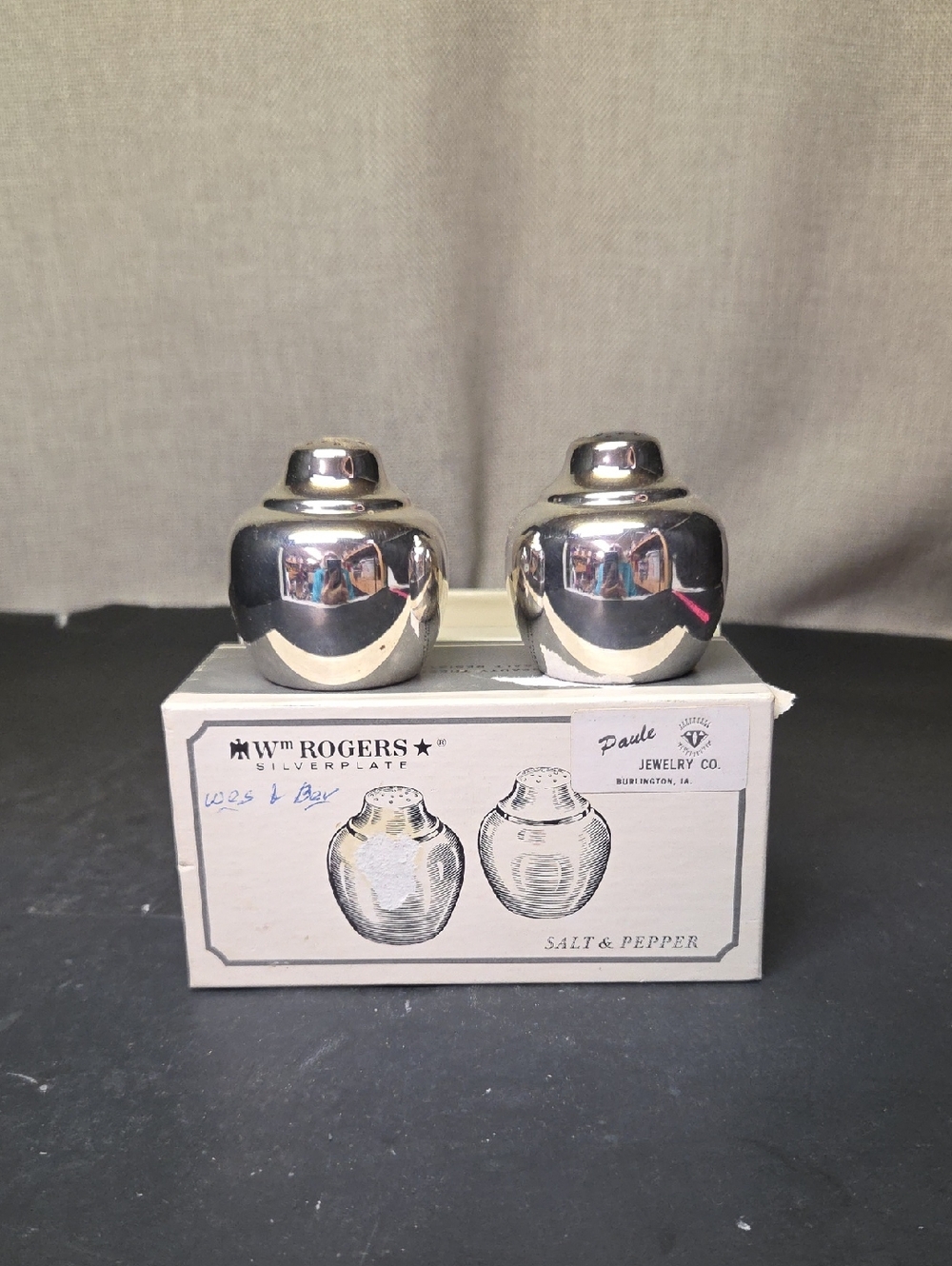 Vintage WM. ROGERS Silverplate  Salt & Pepper Shakers ‎ Number 864  USA